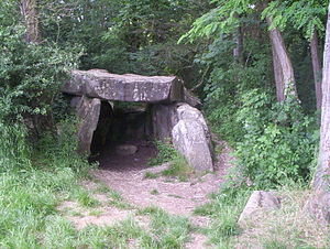 300px-dolmen_dit_de_la_pierre-levc3a9e